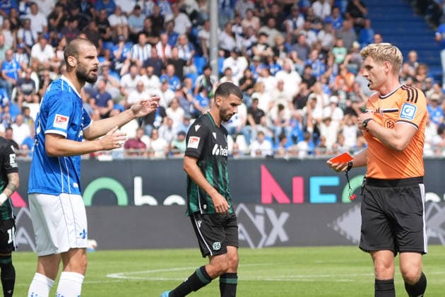 Schiedsrichter Timo Gerach zeigt Aleksandar Vukotic (SV Darmstadt 98) Rot - 30.08.2026 2. Bundesliga, Saison 26 27: SV Darmstadt 98 vs. Hannover 96, Stadion am Boellenfalltor, 3. Spieltag, emonline, emspor, *** Referee Timo Gerach shows Aleksandar Vukotic of SV Darmstadt 98 a red card on August 30, 2026, in the 2. Bundesliga, 2026–27 season, SV Darmstadt 98 vs. Hannover 96, Stadion am Boellenfalltor, Matchday 3, emonline, emspor,