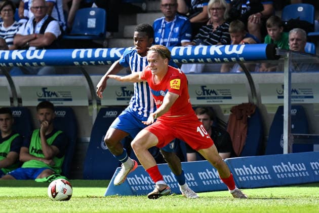 Fußball I Herren I Saison 2026-2027 I 2. Bundesliga I 3. Spieltag I 1. FC Magdeburg - Holstein Kiel I 30.08.2026 Zweikampf Pierre Nadjombe (28, 1. FC Magdeburg), Jonas Torrissen Therkelsen (10, Holstein Kiel) Magdeburg Avnet Arena (Heinz-Krügel-Platz 1) Sachsen-Anhalt Deutschland *** Soccer I Men s I 2026–2027 Season I 2. Bundesliga I Matchday 3 I 1. FC Magdeburg vs. Holstein Kiel I August 30, 2026 Tackle by Pierre Nadjombe (28), 1. FC Magdeburg, Jonas Torrissen Therkelsen (No. 10), Holstein Kiel; Magdeburg, Avnet Arena, Heinz Krügel Field, No. 1, Saxony-Anhalt, Germany Copyright: xLobeca InesxHähnelx