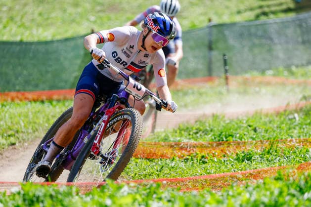 TRENTO, ITALY, AUGUST 30 Evie Richards of Great Britain in action during the UCI Mountain Bike World Championships—Women s Elite Cross-Country—at Val di Sole on August 30, 2026, in Trento, Italy; Trento, Val di Sole, Trento, Italy Copyright: xJustPictures.ch FrancescoxMinghettix jp-en-EuSpIm-JP6_FRM_UCIWC_GRLXCO_30Aug_000236