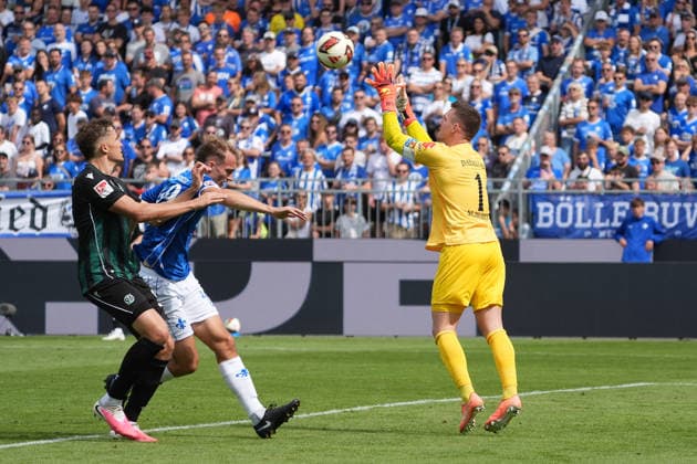 Torwart Marcel Schuhen (SV Darmstadt 98) hält - 30.08.2026 2. Bundesliga, Saison 26 27: SV Darmstadt 98 vs. Hannover 96, Stadion am Boellenfalltor, 3. Spieltag, emonline, emspor, *** Goalkeeper Marcel Schuhen of SV Darmstadt 98 makes a save on August 30, 2026, in the 2. Bundesliga, 2026–27 season: SV Darmstadt 98 vs. Hannover 96, Stadion am Boellenfalltor, Matchday 3, emonline, emspor,