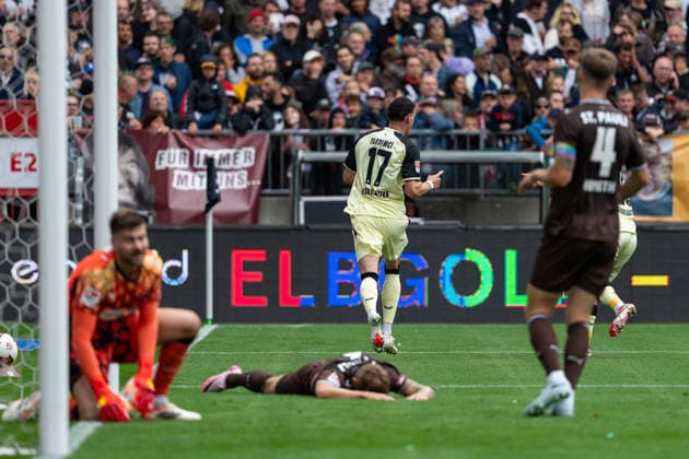 Tor zum 0:1 Erencan Yardimci (1. FC Kaiserslautern, 17) jubelt Jubel, Torwart Ben Voll (FC St. Pauli, 01) und Marcus Mathisen (FC St. Pauli, 06) am Boden, GER, FC St. Pauli vs. 1. FC Kaiserslautern, Fussball, 2. Bundesliga, Spieltag 3, Saison 2026 2027, 30.08.2026 DFL REGULATIONS PROHIBIT ANY USE OF PHOTOGRAPHS AS IMAGE SEQUENCES AND OR QUASI-VIDEO GER, FC St. Pauli vs. 1. FC Kaiserslautern, Fussball, 2. Bundesliga, Spieltag 3, Saison 2026 2027, 30.08.2026 Hamburg *** Goal: 0-1 by Erencan Yardimci (1 FC Kaiserslautern, 17) celebrates; goalkeeper Ben Voll (FC St. Pauli, 01) and Marcus Mathisen (FC St. Pauli, 06) are on the ground, GER, FC St. Pauli vs. 1. FC Kaiserslautern, soccer, 2. Bundesliga, Matchday 3, 2026–2027 season, August 30, 2026—DFL regulations prohibit any use of photographs as image sequences and or quasi-video, GER, FC St. Pauli vs. 1. FC Kaiserslautern, soccer, 2. Bundesliga, Matchday 3, 2026–2027 season, August 30, 2026, Hamburg Copyright: xEibner-Pressefoto MaxxVincenx EP_MVN