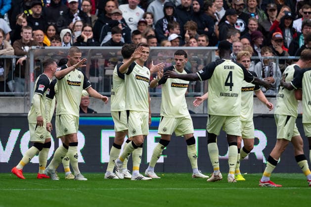 Tor zum 0:1, Erencan Yardimci (1. FC Kaiserslautern, 17) jubelt Jubel mit der Mannschaft, GER, FC St. Pauli vs. 1. FC Kaiserslautern, Fussball, 2. Bundesliga, Spieltag 3, Saison 2026 2027, 30.08.2026 DFL REGULATIONS PROHIBIT ANY USE OF PHOTOGRAPHS AS IMAGE SEQUENCES AND OR QUASI-VIDEO GER, FC St. Pauli vs. 1. FC Kaiserslautern, Fussball, 2. Bundesliga, Spieltag 3, Saison 2026 2027, 30.08.2026 Hamburg *** Goal to make it 0–1, Erencan Yardimci of 1. FC Kaiserslautern, 17, celebrates with the team, GER, FC St. Pauli vs. 1. FC Kaiserslautern, soccer, 2. Bundesliga, Matchday 3, 2026–2027 season, August 30, 2026 DFL regulations prohibit any use of photographs as image sequences and or quasi-video, GER, FC St. Pauli vs. 1. FC Kaiserslautern, Soccer, 2. Bundesliga, Matchday 3, 2026–2027 Season, August 30, 2026, Hamburg Copyright: xEibner-Pressefoto MaxxVincenx EP_MVN