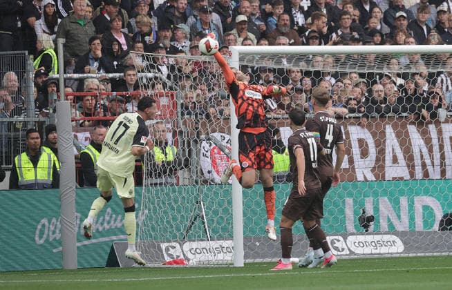 Ben Voll (St. Pauli) rettet gegen Erencan Yardimci (1.FC Kaiserslautern) Fussball, 2.Liga, Saison 2026-2027 Herren, FC St.Pauli gegen 1.FC kaiserslautern DFL REGULATIONS PROHIBIT ANY USE OF PHOTOGRAPHS AS IMAGE SEQUENCES AND OR QUASI-VIDEO. *** Ben Voll of St. Pauli makes a save against Erencan Yardimci of 1. FC Kaiserslautern; Soccer, 2. Bundesliga, 2026–2027 Men s Season, FC St. Pauli vs. 1. FC Kaiserslautern. DFL regulations prohibit any use of photographs as image sequences and or quasi-video.