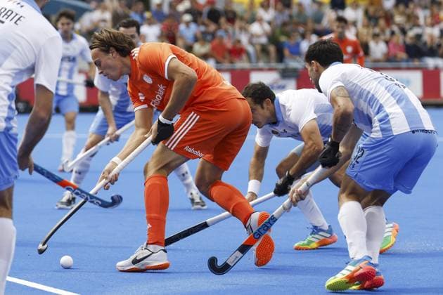 WAVER - Duco Telgenkamp of the Netherlands, Nicolas Cicileo of Argentina and Martin Ferreiro of Argentina during the bronze medal final at the Hockey World Cup (men) between the Netherlands and Argentina in the Belfius Hockey Arena. BAS CZERWINSKI ANP xVIxANPxSportx xxANPxIVx 566591762 originalFilename: 566591762.jpg
