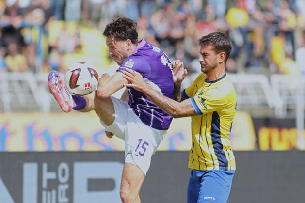Soccer, Northeast Regional League: 1 FC Lok Leipzig vs. FC Erzgebirge Aue, August 30, 2026; Captain Marcel Bär (15), Erzgebirge Aue, against Filip Kusic (36), Lok Leipzig Soccer, Northeast Regional League, 2026–2027 season, Matchday 7: 1 FC Lok Leipzig vs. FC Erzgebirge Aue on August 30, 2026, at Bruno Plache Stadium, Leipzig Copyright: xBEAUTIFULxSPORTS JanxKaeferx