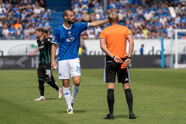 2. Bundesliga: SV Darmstadt 98 vs Hannover 96, Merck-Stadion am Böllenfalltor, 30.08.2026 Aleksandar VukotiÄ‡ (SV Darmstadt 98, 20) begeht ein Handspiel und wird anschließend vom Timo Gerach (Schiedsrichter) mit der Roten Karte des Feldes verwiesen. 2. Bundesliga: SV Darmstadt 98 vs Hannover 96, Merck-Stadion am Böllenfalltor, 30.08.2026 DFB DFL REGULATIONS PROHIBIT ANY USE OF PHOTOGRAPHS AS IMAGE SEQUENCES AND OR QUASI-VIDEO. *** 2. Bundesliga: SV Darmstadt 98 vs. Hannover 96, Merck Stadium at Böllenfalltor, August 30, 2026, Aleksandar Vukotic SV Darmstadt 98, No. 20 commits a handball and is subsequently sent off with a red card by referee Timo Gerach. 2. Bundesliga: SV Darmstadt 98 vs. Hannover 96, Merck Stadium at Böllenfalltor, August 30, 2026 DFB and DFL regulations prohibit any use of photographs as image sequences and or quasi-video. Copyright: xBEAUTIFULxSPORTS Hillx