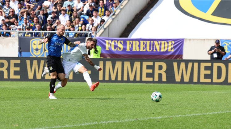 August 30, 2026, xrekx, Soccer 3rd Division, 1. FC Saarbrücken vs. Hansa Rostock, Philip Fahrner (1. FC Saarbrücken) vs. Leon Dajaku (FC Hansa Rostock), tackle, action, battle for the ball, Saarbrücken
