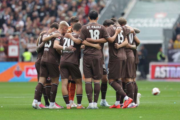 2026.08.30 xfsx Fussball 2. Bundesliga FC St. Pauli - 1.FC Kaiserslautern v.l. Die Mannschaft von FC St. Pauli macht ein Kreis vor dem Spiel, Zusammenhalt, Motivation, Teamgeist (DFL regulations prohibit any use of photographs as image sequences and or quasi-video. *** August 30, 2026 xfsx Soccer 2. Bundesliga FC St. Pauli 1 FC Kaiserslautern v l The FC St. Pauli team forms a circle before the game—unity, motivation, team spirit. DFL regulations prohibit any use of photographs as image sequences and or quasi-video. Copyright: HMBxMedia FernandoxSoares