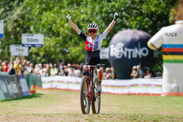 TRENTO, ITALY, AUGUST 30: Sina Frei of Switzerland celebrates her victory as the 2026 world champion during the UCI Mountain Bike World Championships—Women’s Elite Cross-Country—at Val di Sole on August 30, 2026, in Trento, Italy. Trento, Val di Sole, Trento, Italy Copyright: xJustPictures.ch FrancescoxMinghettix jp-en-EuSpIm-JP6_FRM_UCIWC_GRLXCO_30Aug_000245