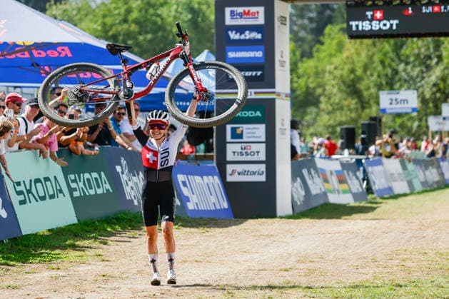 TRENTO, ITALY, AUGUST 30 — Sina Frei of Switzerland celebrates her victory as the 2026 world champion during the UCI Mountain Bike World Championships — Women’s Elite Cross-Country — at Val di Sole on August 30, 2026, in Trento, Italy. Trento, Val di Sole, Trento, Italy Copyright: xJustPictures.ch FrancescoxMinghettix jp-en-EuSpIm-JP6_FRM_UCIWC_GRLXCO_30Aug_000247