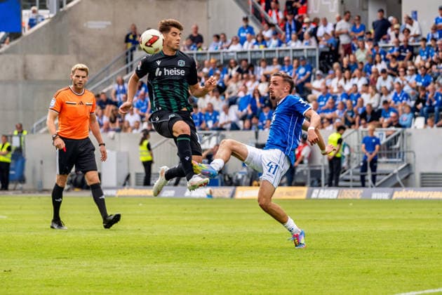 Spielszene, Zweikampf, Ballaktion, v.l. Franz Roggow (Hannover 96, 13), Lance Duijvestijn (SV Darmstadt 98, 41), GER, SV Darmstadt 98 vs. Hannover 96, Fussball, 2. Bundesliga, 3. Spieltag, Saison 2026 2027, 30.08.2026, DFL REGULATIONS PROHIBIT ANY USE OF PHOTOGRAPHS AS IMAGE SEQUENCES AND OR QUASI-VIDEO, GER, SV Darmstadt 98 vs. Hannover 96, Fussball, 2. Bundesliga, 3. Spieltag, Saison 2026 2027, 30.08.2026 Darmstadt *** Game action, tackle, ball play, from left: Franz Roggow (Hannover 96), 13, Lance Duijvestijn, SV Darmstadt 98, 41, GER, SV Darmstadt 98 vs. Hannover 96, soccer, 2. Bundesliga, Matchday 3, 2026–2027 season, August 30, 2026, DFL regulations prohibit any use of photographs as image sequences and or quasi-video, GER, SV Darmstadt 98 vs. Hannover 96, soccer, 2. Bundesliga, Matchday 3, 2026–2027 season, August 30, 2026, Darmstadt Copyright: xEibner-Pressefoto J-NxGroemlingx EP_JGG