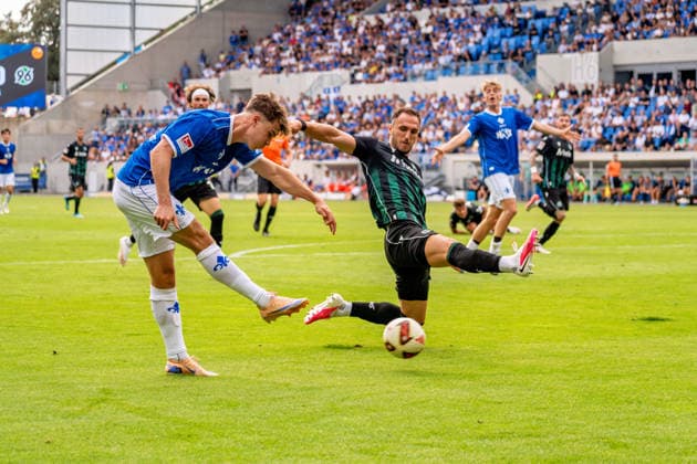 Spielszene, Dribbling, Offensivaktion, Flanke, Hereingabe, Pass, Passspiel, v.l. Noah Weisshaupt (SV Darmstadt 98, 07), Virgil Ghita (Hannover 96, 05), GER, SV Darmstadt 98 vs. Hannover 96, Fussball, 2. Bundesliga, 3. Spieltag, Saison 2026 2027, 30.08.2026, DFL REGULATIONS PROHIBIT ANY USE OF PHOTOGRAPHS AS IMAGE SEQUENCES AND OR QUASI-VIDEO, GER, SV Darmstadt 98 vs. Hannover 96, Fussball, 2. Bundesliga, 3. Spieltag, Saison 2026 2027, 30.08.2026 Darmstadt *** Game play, dribbling, offensive play, cross, pass, passing, from left: Noah Weisshaupt (SV Darmstadt 98), 07, Virgil Ghita Hannover 96, 05, GER, SV Darmstadt 98 vs. Hannover 96, soccer, 2. Bundesliga, Matchday 3, 2026–2027 season, August 30, 2026, DFL regulations prohibit any use of photographs as image sequences and or quasi-video, GER, SV Darmstadt 98 vs. Hannover 96, soccer, 2. Bundesliga, Matchday 3, 2026–2027 season, August 30, 2026, Darmstadt Copyright: xEibner-Pressefoto J-NxGroemlingx EP_JGG