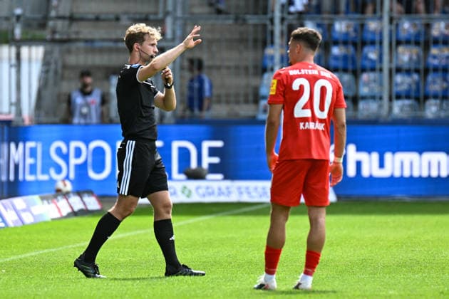 Fußball I Herren I Saison 2026-2027 I 2. Bundesliga I 3. Spieltag I 1. FC Magdeburg - Holstein Kiel I 30.08.2026 Schiedsrichter Jarno Wienefeld kommt auf das Spielfeld zurück, nachdem er sich die Videobilder zur Strafstoßentscheidung angesehen hat Magdeburg Avnet Arena (Heinz-Krügel-Platz 1) Sachsen-Anhalt Deutschland *** Soccer I Men’s I 2026–2027 Season I 2. Bundesliga I Matchday 3 I 1. FC Magdeburg vs. Holstein Kiel I August 30, 2026 Referee Jarno Wienefeld returns to the field after reviewing the video footage regarding the penalty kick decision. Magdeburg Avnet Arena, Heinz Krügel Field, No. 1, Saxony-Anhalt, Germany Copyright: xLobeca InesxHähnelx