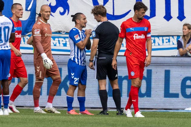 Deutschland: 2.Bundesliga, Saison 2026 2027, 30.08.2026, 3. Spieltag, 1.FC Magdeburg vs Holstein Kiel, Avnet Arena : Baris Atik (1.FC Magdeburg, 23), Jarno Wienefeld (Schiedsrichter) Geste, Gestik, Emotion *** Germany 2. Bundesliga, 2026–2027 Season, August 30, 2026, Matchday 3, 1 FC Magdeburg vs. Holstein Kiel, Avnet Arena Baris Atik 1 FC Magdeburg, 23, Jarno Wienefeld Referee Gesture, Body Language, Emotion Copyright: xMichellexLukax