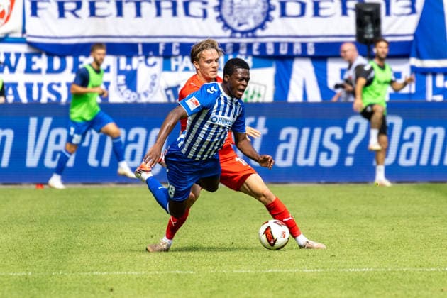 Deutschland: 2.Bundesliga, Saison 2026 2027, 30.08.2026, 3. Spieltag, 1.FC Magdeburg vs Holstein Kiel, Avnet Arena : Pierre Nadjombe (1.FC Magdeburg, 28) im Zweikampf gegen Jonas Therkelsen (Holstein Kiel, 10) *** Germany 2. Bundesliga, 2026–2027 Season, August 30, 2026, Matchday 3, 1. FC Magdeburg vs. Holstein Kiel, Avnet Arena. Pierre Nadjombe (1. FC Magdeburg, No. 28) in a tackle against Jonas Therkelsen (Holstein Kiel, No. 10) Copyright: xMichellexLukax