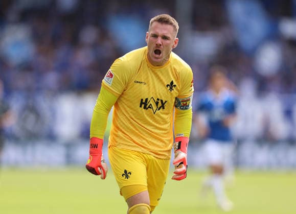 30.08.2026, Fussball 2. Bundesliga, SV Darmstadt 98 - Hannover 96, v.l., Torwart Marcel Schuhen (SV Darmstadt 98) gibt Anweisungen, gestikuliert, mit den Armen gestikulieren, gives instructions, gesticulate DFL DFB REGULATIONS PROHIBIT ANY USE OF PHOTOGRAPHS AS IMAGE SEQUENCES AND OR QUASI-VIDEO. xdcx *** August 30, 2026, Soccer 2. Bundesliga, SV Darmstadt 98 vs. Hannover 96, from left, Goalkeeper Marcel Schuhen of SV Darmstadt 98 gives instructions, gesticulates with his arms. DFL and DFB regulations prohibit any use of photographs as image sequences and or quasi-video. xdcx Copyright: HMBxMedia Claus