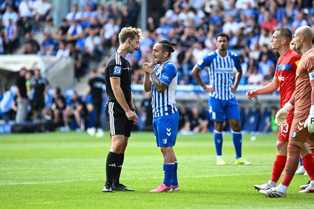 Fußball I Herren I Saison 2026-2027 I 2. Bundesliga I 3. Spieltag I 1. FC Magdeburg - Holstein Kiel I 30.08.2026 Schiedsrichter Jarno Wienefeld (l.) im Gespräch mit Baris Atik (23, 1. FC Magdeburg) nach seiner Strafstoßentscheidung Magdeburg Avnet Arena (Heinz-Krügel-Platz 1) Sachsen-Anhalt Deutschland *** Soccer I Men s I 2026–2027 Season I 2. Bundesliga I Matchday 3 I 1. FC Magdeburg vs. Holstein Kiel I August 30, 2026 Referee Jarno Wienefeld in conversation with Baris Atik, 23, 1 FC Magdeburg after his penalty kick decision at the Magdeburg Avnet Arena, Heinz Krügel Field, No. 1, Saxony-Anhalt, Germany Copyright: xLobeca InesxHähnelx