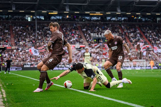 Fußball I Saison 2026-2027 I 2. Bundesliga I 3. Spieltag I FC St. Pauli - 1. FC Kaiserslautern I 30.08.2026 Marcus Mathisen (6, FC St. Pauli), Erencan YardÄ±mcÄ± (17, 1. FC Kaiserslautern), Louis Oppie (23, FC St. Pauli) Hamburg Millerntor-Stadion Hamburg Deutschland *** Soccer 2026–2027 Season 2. Bundesliga Matchday 3 FC St. Pauli vs. 1. FC Kaiserslautern August 30, 2026 Marcus Mathisen 6, FC St. Pauli, Erencan Yardimci 17, 1 FC Kaiserslautern, Louis Oppie 23, FC St. Pauli, Millerntor Stadium, Hamburg, Germany Copyright: xLobecax xHenningxRohlfsx