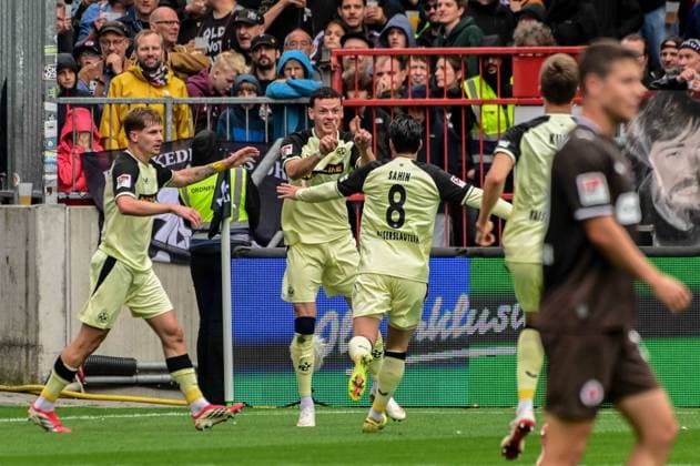 Tor zum 0:1 von 17 Erencan Yardimci 26 Paul Joly Semih Sahin ( Kaiserslautern ) Deutschland , Hamburg , Millerntor , Fussball , 2 . Bundesliga , FC St Pauli - FC Kaiserslautern *** Goal for 0-1 by 17 Erencan Yardimci 26 Paul Joly Semih Sahin Kaiserslautern Germany, Hamburg, Millerntor, soccer, 2. Bundesliga, FC St. Pauli, FC Kaiserslautern