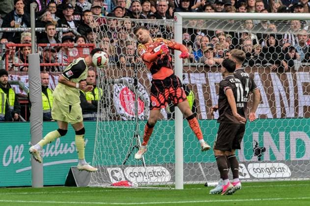 Ben Voll ( Pauli ) 17 Erencan Yardimci ( Kaiserslautern ) Deutschland , Hamburg , Millerntor , Fussball , 2 . Bundesliga , FC St Pauli - FC Kaiserslautern *** Ben Voll, St. Pauli 17, Erencan Yardimci, Kaiserslautern, Germany, Hamburg, Millerntor, soccer, 2. Bundesliga, FC St. Pauli, FC Kaiserslautern
