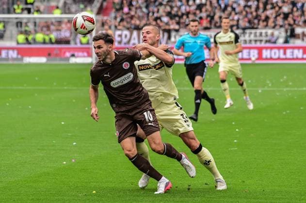 Branimir Hrgota ( Pauli ) 33 Jan Elvedi ( Kaiserslautern ) Deutschland , Hamburg , Millerntor , Fussball , 2 . Bundesliga , FC St Pauli - FC Kaiserslautern *** Branimir Hrgota Pauli 33 Jan Elvedi Kaiserslautern, Germany; Hamburg; Millerntor; soccer; 2. Bundesliga; FC St. Pauli; FC Kaiserslautern