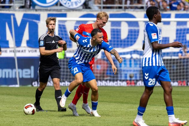 Deutschland: 2.Bundesliga, Saison 2026 2027, 30.08.2026, 3. Spieltag, 1.FC Magdeburg vs Holstein Kiel, Avnet Arena : Kasper Davidsen (Holstein Kiel, 15) im Zweikampf gegen Mateusz Zukowski (1.FC Magdeburg, 22) *** Germany 2. Bundesliga, 2026–2027 Season, August 30, 2026, Matchday 3, 1. FC Magdeburg vs. Holstein Kiel, Avnet Arena: Kasper Davidsen (Holstein Kiel, No. 15) in a tackle against Mateusz Zukowski (1. FC Magdeburg, No. 22) Copyright: xMichellexLukax