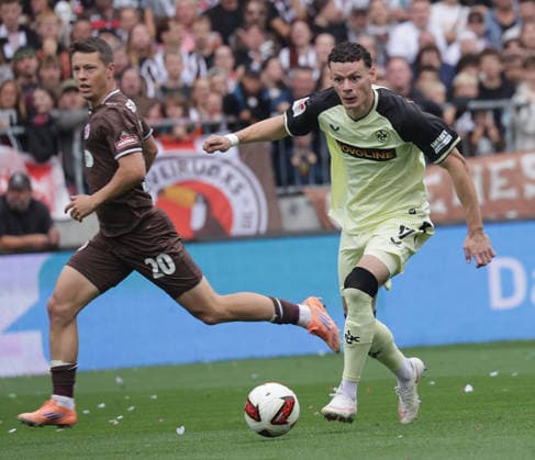 Erencan Yardimci (1.FC Kaiserslautern) Fussball, 2.Liga, Saison 2026-2027 Herren, FC St.Pauli gegen 1.FC kaiserslautern DFL REGULATIONS PROHIBIT ANY USE OF PHOTOGRAPHS AS IMAGE SEQUENCES AND OR QUASI-VIDEO. *** Erencan Yardimci, 1. FC Kaiserslautern Soccer, 2. Bundesliga, 2026–2027 Men s Season, FC St. Pauli vs. 1 FC Kaiserslautern. DFL regulations prohibit any use of photographs as image sequences and or quasi-video.