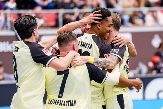 Deutschland: Fußball 2. Bundesliga 2026 27, 3. Spieltag FC St. Pauli vs 1. FC Kaiserslautern Millerntor-Stadion (Hamburg St. Pauli): Tor zum 2:0 für 1. FCK, Thierry Tazemeta (1. FC Kaiserslautern, 39) *** Germany Soccer 2. Bundesliga 2026–27, Matchday 3: FC St. Pauli vs. 1. FC Kaiserslautern at Millerntor Stadium, Hamburg; St. Pauli goal to make it 2–0 for 1. FCK; Thierry Tazemeta (1. FC Kaiserslautern), 39 Copyright: xStefanxTrochax