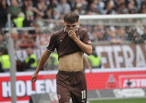 Arkadiusz Pyrka (St.Pauli) enttaeuscht Fussball, 2.Liga, Saison 2026-2027 Herren, FC St.Pauli gegen 1.FC kaiserslautern DFL REGULATIONS PROHIBIT ANY USE OF PHOTOGRAPHS AS IMAGE SEQUENCES AND OR QUASI-VIDEO. *** Arkadiusz Pyrka: St. Pauli Disappoints — Soccer, 2nd Division, 2026–2027 Season, Men s, FC St. Pauli vs. 1. FC Kaiserslautern DFL regulations prohibit any use of photographs as image sequences and or quasi-video