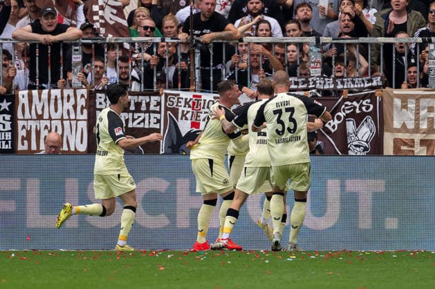 Tor zum 0:2 Thierry Tazemeta (1. FC Kaiserslautern, 39) jubelt Jubel mit Marlon Ritter (1. FC Kaiserslautern, 07), Jan Elvedi (1. FC Kaiserslautern, 33), GER, FC St. Pauli vs. 1. FC Kaiserslautern, Fussball, 2. Bundesliga, Spieltag 3, Saison 2026 2027, 30.08.2026 DFL REGULATIONS PROHIBIT ANY USE OF PHOTOGRAPHS AS IMAGE SEQUENCES AND OR QUASI-VIDEO GER, FC St. Pauli vs. 1. FC Kaiserslautern, Fussball, 2. Bundesliga, Spieltag 3, Saison 2026 2027, 30.08.2026 Hamburg *** Goal to make it 0–2: Thierry Tazemeta (1. FC Kaiserslautern), 39, celebrates with Marlon Ritter (1. FC Kaiserslautern), 07, Jan Elvedi, 1 FC Kaiserslautern, 33, GER, FC St. Pauli vs. 1 FC Kaiserslautern, soccer, 2. Bundesliga, Matchday 3, 2026–2027 season, August 30, 2026. DFL regulations prohibit any use of photographs as image sequences and or quasi-video. GER, FC St. Pauli vs. 1. FC Kaiserslautern, soccer, 2. Bundesliga, Matchday 3, 2026–2027 season, August 30, 2026, Hamburg Copyright: xEibner-Pressefoto MaxxVincenx EP_MVN