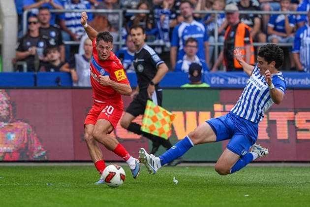 30.08.2026, xydrx, Fußball, 2. Fußball Bundesliga, 1.FC Magdeburg - Holstein Kiel, Saison 2026 2027, Avnet Arena: Adrian Kapralik (Holstein Kiel, 20) im Zweikampf gegen Anselmo Garcia MacNulty (1.FC Magdeburg, 3) DFB regulations prohibit any use of photographs as image sequences and or quasi-video. *** August 30, 2026, xydrx, Soccer, 2. Bundesliga, 1. FC Magdeburg vs. Holstein Kiel, 2026–2027 season, Avnet Arena, Adrian Kapralik (Holstein Kiel) and Anselmo Garcia MacNulty (1. FC Magdeburg) in a tackle, 20. DFB regulations prohibit any use of photographs as image sequences and or quasi-video. Copyright: HMBxMedia YannisxDreimann