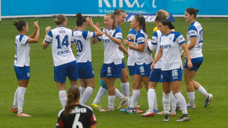 August 30, 2026, Hänsch Arena, Meppen, GER, 2. Bundesliga, Women’s SV Meppen vs. Eintracht Frankfurt II, Meppen’s women’s team before the game, high-fiving each other, DFL REGULATIONS PROHIBIT ANY USE OF PHOTOGRAPHS AS IMAGE SEQUENCES AND OR QUASI-VIDEO Meppen Lower Saxony Hänsch Arena