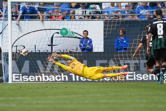 Torwart Marcel Schuhen (SV Darmstadt 98) kann den Elfmeter von Lars Gindorf (Hannover 96) nicht halten und es steht 0:1 - 30.08.2026 2. Bundesliga, Saison 26 27: SV Darmstadt 98 vs. Hannover 96, Stadion am Boellenfalltor, 3. Spieltag, emonline, emspor, *** SV Darmstadt 98 goalkeeper Marcel Schuhen fails to stop the penalty kick by Lars Gindorf of Hannover 96, and the score is 0–1 on August 30, 2026, in the 2. Bundesliga, Season 26–27 SV Darmstadt 98 vs. Hannover 96, Stadion am Böllenfalltor, Matchday 3, emonline, emspor,