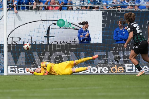 Torwart Marcel Schuhen (SV Darmstadt 98) kann den Elfmeter von Lars Gindorf (Hannover 96) nicht halten und es steht 0:1 - 30.08.2026 2. Bundesliga, Saison 26 27: SV Darmstadt 98 vs. Hannover 96, Stadion am Boellenfalltor, 3. Spieltag, emonline, emspor, *** SV Darmstadt 98 goalkeeper Marcel Schuhen fails to stop the penalty kick by Lars Gindorf of Hannover 96, and the score is 0–1 on August 30, 2026, in the 2. Bundesliga, Season 26–27 SV Darmstadt 98 vs. Hannover 96, Stadion am Böllenfalltor, Matchday 3, emonline, emspor,