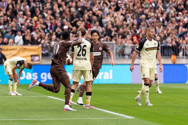 Tor zum 1:2 Abdoulie Ceesay (FC St. Pauli, 09) jubelt Jubel mit Taichi Hara (FC St. Pauli, 18), GER, FC St. Pauli vs. 1. FC Kaiserslautern, Fussball, 2. Bundesliga, Spieltag 3, Saison 2026 2027, 30.08.2026 DFL REGULATIONS PROHIBIT ANY USE OF PHOTOGRAPHS AS IMAGE SEQUENCES AND OR QUASI-VIDEO GER, FC St. Pauli vs. 1. FC Kaiserslautern, Fussball, 2. Bundesliga, Spieltag 3, Saison 2026 2027, 30.08.2026 Hamburg *** Goal: 1–2 by Abdoulie Ceesay (FC St. Pauli), No. 09, celebrates with Taichi Hara (FC St. Pauli), No. 18, GER, FC St. Pauli vs. 1. FC Kaiserslautern, Soccer, 2. Bundesliga, Matchday 3, 2026–2027 Season, August 30, 2026 DFL regulations prohibit any use of photographs as image sequences and or quasi-video, GER, FC St. Pauli vs. 1. FC Kaiserslautern, Soccer, 2. Bundesliga, Matchday 3, 2026–2027 Season, August 30, 2026, Hamburg Copyright: xEibner-Pressefoto MaxxVincenx EP_MVN