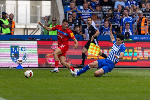 Deutschland: 2.Bundesliga, Saison 2026 2027, 30.08.2026, 3. Spieltag, 1.FC Magdeburg vs Holstein Kiel, Avnet Arena : Adrian Kapralik (Holstein Kiel, 20) im Zweikampf gegen Anselmo Garcia MacNulty (1.FC Magdeburg, 3) *** Germany 2. Bundesliga, 2026–2027 Season, August 30, 2026, Matchday 3, 1. FC Magdeburg vs. Holstein Kiel, Avnet Arena: Adrian Kapralik of Holstein Kiel, No. 20, in a tackle against Anselmo Garcia MacNulty of 1. FC Magdeburg, No. 3 Copyright: xMichellexLukax
