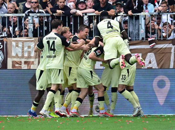 30.08.2026,GER Fußball, Männer, 2.BL, Spieltag 3, Saison 2026 2027, Hamburg, FC St. Pauli vs 1.FC Kaiserslautern Thierry Tazemeta (Kaiserslautern 39) schiesst das 2-0 fuer Kaiserslautern und jubelt mit der Mannschaft DFB DFL regulations prohibit any use of photographs as image sequences and or quasi-video) Hamburg Millerntorstadion Hamburg Deutschland *** August 30, 2026, German Soccer, Men s, 2nd Division, Matchday 3, 2026–2027 Season, Hamburg, FC St. Pauli vs. 1. FC Kaiserslautern: Thierry Tazemeta (Kaiserslautern, No. 39) scores the 2–0 goal for Kaiserslautern and celebrates with the team. DFB and DFL regulations prohibit any use of photographs as image sequences and or quasi-video. Hamburg Millerntorstadion, Hamburg, Germany Copyright: xnordphotoxGmbH xWitkex
