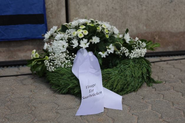 30.08.2026, Fussball, Herren, 3. Liga, Saison 2026 2027, 1. FC Saarbrücken - FC Hansa Rostock, Der Trauerkrantz für den Verstorbenen Fan des 1. FC Saarbrücken Saarbrücken Ludwigsparkstadion Saarland Deutschland (DEU) *** August 30, 2026, Soccer, Men s, 3rd Division, 2026–2027 Season, 1 FC Saarbrücken vs. FC Hansa Rostock, A wreath in memory of the late 1 FC Saarbrücken fan, Saarbrücken, Ludwigsparkstadion, Saarland, Germany, DEU Copyright: xSebastianxBachx