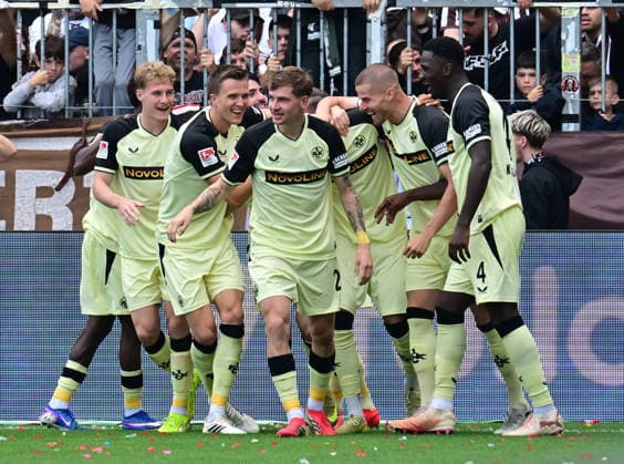 30.08.2026,GER Fußball, Männer, 2.BL, Spieltag 3, Saison 2026 2027, Hamburg, FC St. Pauli vs 1.FC Kaiserslautern Thierry Tazemeta (Kaiserslautern 39) schiesst das 2-0 fuer Kaiserslautern und jubelt mit der Mannschaft DFB DFL regulations prohibit any use of photographs as image sequences and or quasi-video) Hamburg Millerntorstadion Hamburg Deutschland *** August 30, 2026, German soccer, men s, 2nd Division, Matchday 3, 2026–2027 season, Hamburg, FC St. Pauli vs. 1. FC Kaiserslautern: Thierry Tazemeta (Kaiserslautern, No. 39) scores the 2–0 goal for Kaiserslautern and celebrates with the team. DFB and DFL regulations prohibit any use of photographs as image sequences and or quasi-video. Hamburg Millerntorstadion, Hamburg, Germany Copyright: xnordphotoxGmbH xWitkex