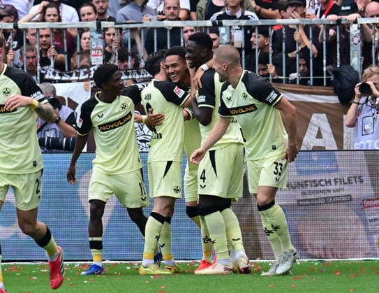 30.08.2026,GER Fußball, Männer, 2.BL, Spieltag 3, Saison 2026 2027, Hamburg, FC St. Pauli vs 1.FC Kaiserslautern Thierry Tazemeta (Kaiserslautern 39) schiesst das 2-0 fuer Kaiserslautern und jubelt mit der Mannschaft DFB DFL regulations prohibit any use of photographs as image sequences and or quasi-video) Hamburg Millerntorstadion Hamburg Deutschland *** August 30, 2026, German soccer, men s, 2nd Division, Matchday 3, 2026–2027 season, Hamburg, FC St. Pauli vs. 1. FC Kaiserslautern: Thierry Tazemeta (Kaiserslautern, No. 39) scores the 2–0 goal for Kaiserslautern and celebrates with the team. DFB and DFL regulations prohibit any use of photographs as image sequences and or quasi-video. Hamburg Millerntorstadion, Hamburg, Germany Copyright: xnordphotoxGmbH xWitkex
