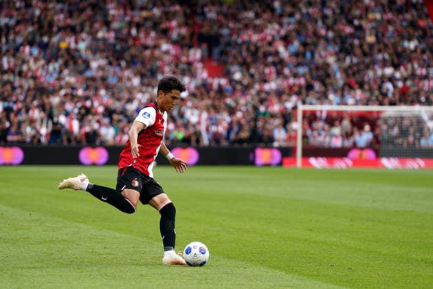Eredivisie: Feyenoord Rotterdam v ADO Den Haag Rotterdam - Tsuyoshi Watanabe of Feyenoord Rotterdam shoots during the fourth competition round of the 2026 2027 Eredivisie season. The match is set between Feyenoord Rotterdam and ADO Den Haag at De Kuip on 30 August 2026 in Rotterdam, The Netherlands. (Hero Images Danny de Groot) Copyright: xDannyxdexGrootx