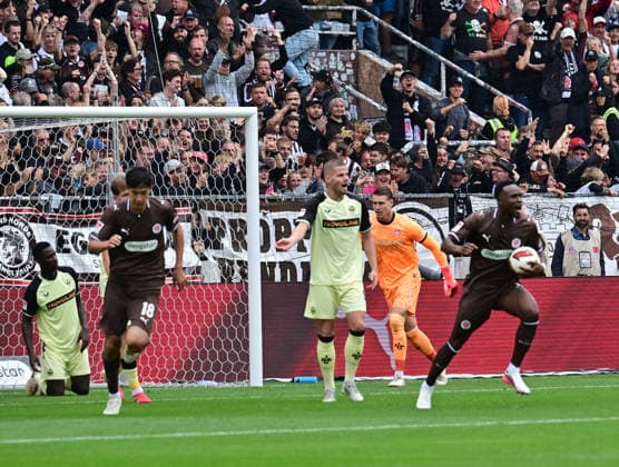 30.08.2026,GER Fußball, Männer, 2.BL, Spieltag 3, Saison 2026 2027, Hamburg, FC St. Pauli vs 1.FC Kaiserslautern Abdoulie Ceesay (Pauli 09) schiesst das Tor zum 1-2 fuer Pauli vorbei an Torwart Julian Krahl (Kaiserslautern 01) und läuft jubelnd mit dem Ball weg DFB DFL regulations prohibit any use of photographs as image sequences and or quasi-video) Hamburg Millerntorstadion Hamburg Deutschland *** August 30, 2026, German Soccer, Men s, 2nd Division, Matchday 3, 2026–2027 Season, Hamburg, FC St. Pauli vs. 1. FC Kaiserslautern: Abdoulie Ceesay (Pauli 09) scores the goal to make it 1–2 for Pauli, beating goalkeeper Julian Krahl (Kaiserslautern 01), and runs off with the ball, celebrating. DFB and DFL regulations prohibit any use of photographs as image sequences and or quasi-video. Hamburg, Millerntor Stadium, Hamburg, Germany Copyright: xnordphotoxGmbH xWitkex