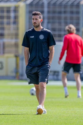 Rene Schroeder, head coach of TSV 1882 Landsberg, watches his players warm up. GER, TSV 1860 Munich vs. TSV Landsberg 1882, Soccer, Bavarian Regional League, Matchday 6, 2026–2027 season, August 30, 2026 DFL DFB regulations prohibit any use of photographs as image sequences and or quasi-video. Photo: HMB Media, Heike Feiner Copyright: HMBxMedia HeikexFeiner