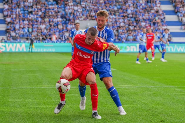 30.08.2026, xydrx, Fußball, 2. Fußball Bundesliga, 1.FC Magdeburg - Holstein Kiel, Saison 2026 2027, Avnet Arena: David Zec (Holstein Kiel, 26) im Zweikampf gegen Torben Muesel (1.FC Magdeburg, 26) DFB regulations prohibit any use of photographs as image sequences and or quasi-video. *** August 30, 2026, xydrx, Soccer, 2. Bundesliga, 1. FC Magdeburg vs. Holstein Kiel, 2026–2027 season, Avnet Arena, David Zec (Holstein Kiel), No. 26 in a tackle against Torben Muesel (1. FC Magdeburg), No. 26. DFB regulations prohibit any use of photographs as image sequences and or quasi-video. Copyright: HMBxMedia YannisxDreimann