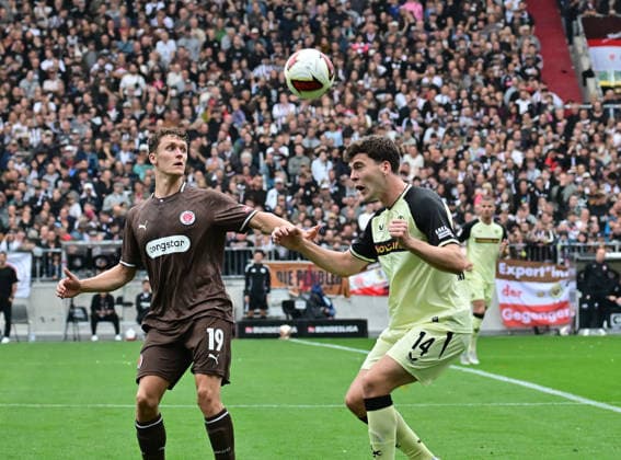 30.08.2026,GER Fußball, Männer, 2.BL, Spieltag 3, Saison 2026 2027, Hamburg, FC St. Pauli vs 1.FC Kaiserslautern Martijn Kaars (Pauli 19) versucht sich gegen Jacob Rasmussen(Kaiserslautern 14) durchzusetzen DFB DFL regulations prohibit any use of photographs as image sequences and or quasi-video) Hamburg Millerntorstadion Hamburg Deutschland *** August 30, 2026, German Soccer, Men, 2nd Division, Matchday 3, 2026–2027 Season, Hamburg, FC St. Pauli vs. 1. FC Kaiserslautern: Martijn Kaars (Pauli 19) tries to get past Jacob Rasmussen (Kaiserslautern 14). DFB and DFL regulations prohibit any use of photographs as image sequences and or quasi-video. Hamburg, Millerntorstadion, Hamburg, Germany Copyright: xnordphotoxGmbH xWitkex