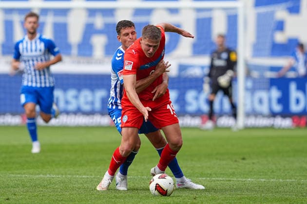 30.08.2026, xydrx, Fußball, 2. Fußball Bundesliga, 1.FC Magdeburg - Holstein Kiel, Saison 2026 2027, Avnet Arena: Tobias Mueller (1.FC Magdeburg, 5) im Zweikampf gegen Phil Harres (Holstein Kiel, 19) DFB regulations prohibit any use of photographs as image sequences and or quasi-video. *** August 30, 2026, xydrx, Soccer, 2. Bundesliga, 1. FC Magdeburg vs. Holstein Kiel, 2026–2027 season, Avnet Arena: Tobias Mueller of 1. FC Magdeburg, No. 5 in a tackle against Phil Harres of Holstein Kiel; 19. DFB regulations prohibit any use of photographs as image sequences and or quasi-video Copyright: HMBxMedia YannisxDreimann