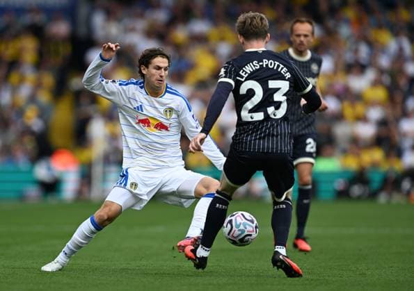 Brenden Aaronson of Leeds United and Keane Lewis-Potter of Brentford Leeds United v Brentford, Premier League Football, Football, Elland Road, Leeds, UK - 30 Aug 2026Leeds Elland Road United Kingdom EDITORIAL USE ONLY No use with unauthorised audio, video, data, fixture lists, club league logos or live services. Online in-match use limited to 120 images, no video emulation. No use in betting, games or single club league player publications.  Copyright: xAnnaxGowthorpe Shutterstockx 17119080q