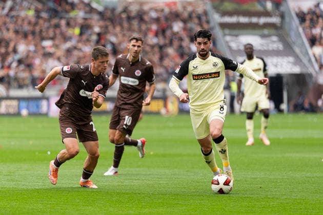 Semih Sahin (1. FC Kaiserslautern, 08) im Dribbling gegen Mathias Rasmussen (FC St. Pauli, 20), GER, FC St. Pauli vs. 1. FC Kaiserslautern, Fussball, 2. Bundesliga, Spieltag 3, Saison 2026 2027, 30.08.2026 DFL REGULATIONS PROHIBIT ANY USE OF PHOTOGRAPHS AS IMAGE SEQUENCES AND OR QUASI-VIDEO GER, FC St. Pauli vs. 1. FC Kaiserslautern, Fussball, 2. Bundesliga, Spieltag 3, Saison 2026 2027, 30.08.2026 Hamburg *** Semih Sahin, 1 FC Kaiserslautern, No. 08, dribbling past Mathias Rasmussen, FC St. Pauli, No. 20, GER, FC St. Pauli vs. 1 FC Kaiserslautern, soccer, 2. Bundesliga, Matchday 3, 2026–2027 season, August 30, 2026 DFL regulations prohibit any use of photographs as image sequences and or quasi-video, GER, FC St. Pauli vs. 1. FC Kaiserslautern, soccer, 2. Bundesliga, Matchday 3, 2026–2027 season, August 30, 2026, Hamburg Copyright: xEibner-Pressefoto MaxxVincenx EP_MVN