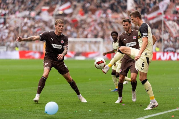 Fabian Kunze (1. FC Kaiserslautern, 06) am Ball, Luftballon, Eric Smith (FC St. Pauli, 08), GER, FC St. Pauli vs. 1. FC Kaiserslautern, Fussball, 2. Bundesliga, Spieltag 3, Saison 2026 2027, 30.08.2026 DFL REGULATIONS PROHIBIT ANY USE OF PHOTOGRAPHS AS IMAGE SEQUENCES AND OR QUASI-VIDEO GER, FC St. Pauli vs. 1. FC Kaiserslautern, Fussball, 2. Bundesliga, Spieltag 3, Saison 2026 2027, 30.08.2026 Hamburg *** Fabian Kunze, 1 FC Kaiserslautern, 06 on the ball, balloon, Eric Smith, FC St. Pauli, 08, GER, FC St. Pauli vs. 1 FC Kaiserslautern, soccer, 2. Bundesliga, Matchday 3, 2026–2027 season, August 30, 2026 DFL regulations prohibit any use of photographs as image sequences and or quasi-video, GER, FC St. Pauli vs. 1. FC Kaiserslautern, soccer, 2. Bundesliga, Matchday 3, 2026–2027 season, August 30, 2026, Hamburg Copyright: xEibner-Pressefoto MaxxVincenx EP_MVN