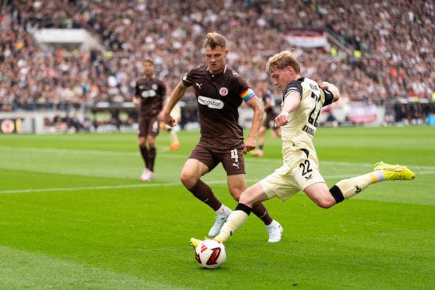 Mika Haas (1. FC Kaiserslautern, 22) Flanke, David Nemeth (FC St. Pauli, 04), GER, FC St. Pauli vs. 1. FC Kaiserslautern, Fussball, 2. Bundesliga, Spieltag 3, Saison 2026 2027, 30.08.2026 DFL REGULATIONS PROHIBIT ANY USE OF PHOTOGRAPHS AS IMAGE SEQUENCES AND OR QUASI-VIDEO GER, FC St. Pauli vs. 1. FC Kaiserslautern, Fussball, 2. Bundesliga, Spieltag 3, Saison 2026 2027, 30.08.2026 Hamburg *** Mika Haas, 1 FC Kaiserslautern, 22, cross; David Nemeth, FC St. Pauli, 04, GER, FC St. Pauli vs. 1 FC Kaiserslautern, soccer, 2. Bundesliga, Matchday 3, 2026–2027 season, August 30, 2026 DFL regulations prohibit any use of photographs as image sequences and or quasi-video (GER), FC St. Pauli vs. 1. FC Kaiserslautern, soccer, 2. Bundesliga, Matchday 3, 2026–2027 season, August 30, 2026, Hamburg Copyright: xEibner-Pressefoto MaxxVincenx EP_MVN